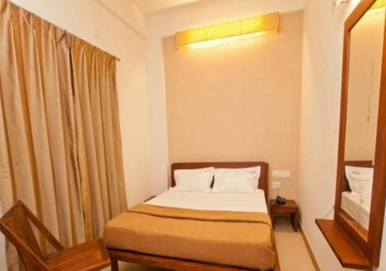Hotel Holiday Home Бангалор Экстерьер фото