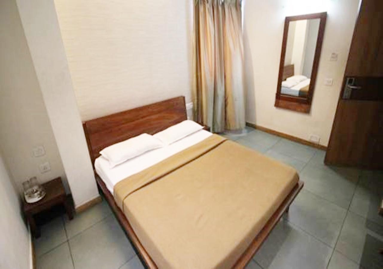 Hotel Holiday Home Бангалор Экстерьер фото
