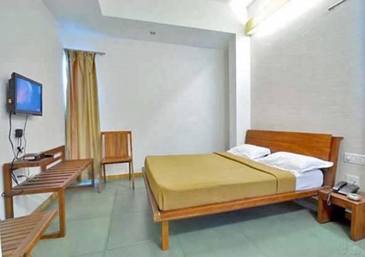 Hotel Holiday Home Бангалор Экстерьер фото