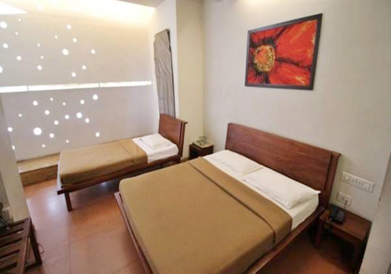 Hotel Holiday Home Бангалор Экстерьер фото