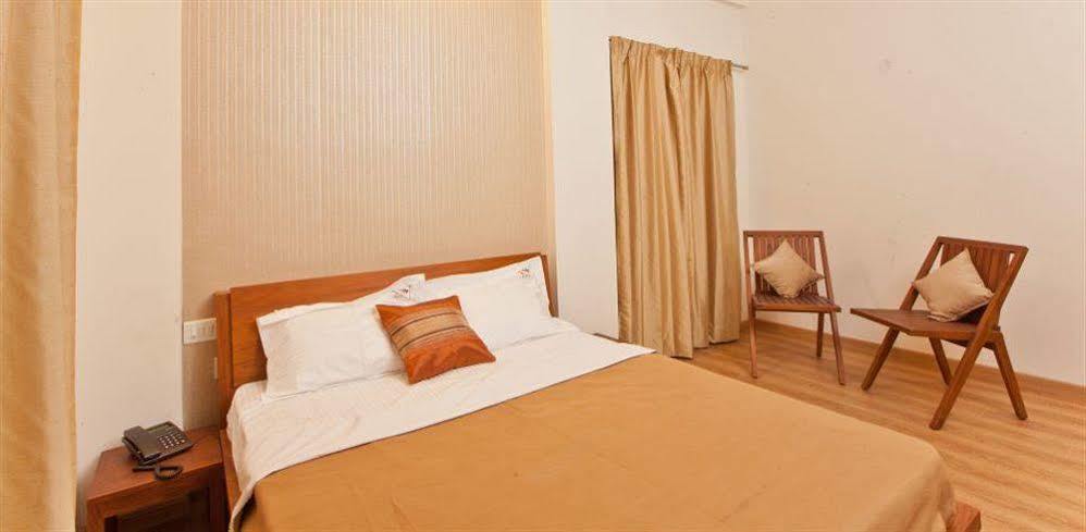 Hotel Holiday Home Бангалор Экстерьер фото